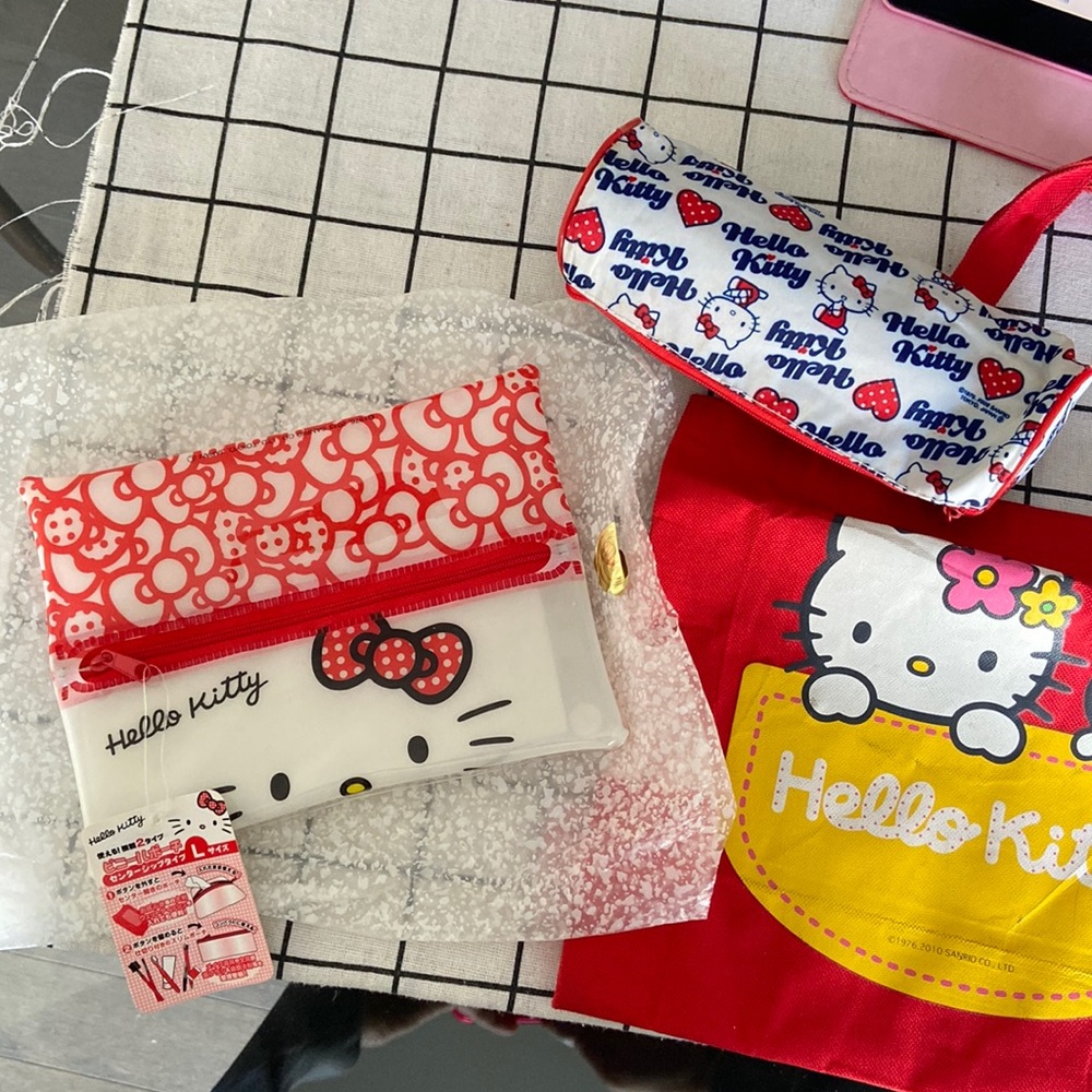 Sanrio Hello Kitty NWT cosmetic case pencil case + 2 free gift